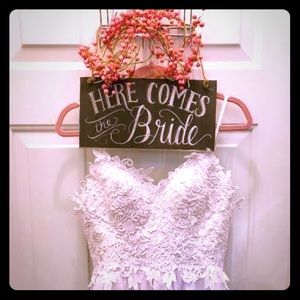 Beautiful wedding gown - never worn.  Size 16. M